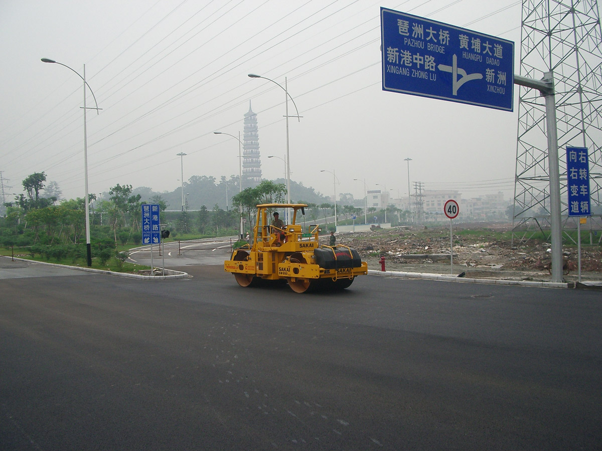 广州市海珠区琶洲二桥沥青混凝土摊铺